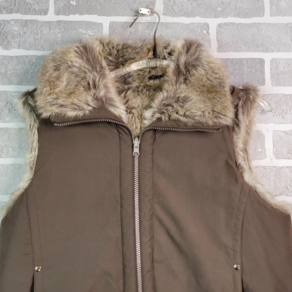 Faux Fur Reversible Vest by Waterproof  Garment Company Women's Size L - Picture 4 of 10